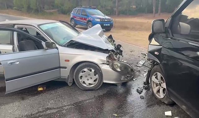 Manavgat'ta otomobil ile ticari araç çarpıştı: 3 yaralı