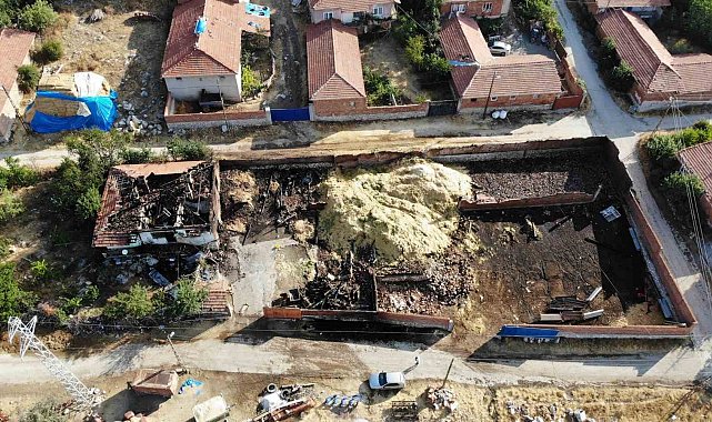 Mandıra yangınında ev ve ahır küle döndü, 1 koyun ve yavrusu telef oldu