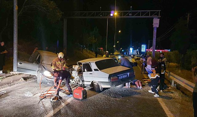 Manisa'da iki otomobil kafa kafaya çarpıştı: 7 yaralı
