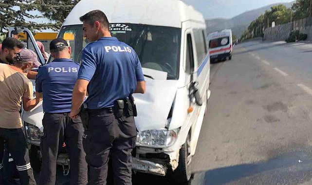 Manisa'da işçi servisi ağaca çarptı: 8 yaralı