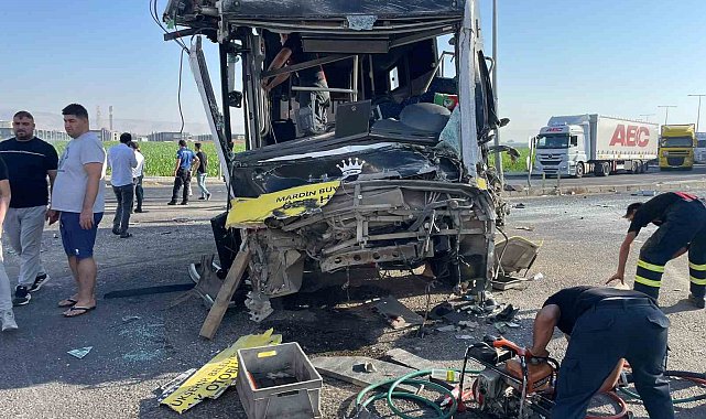 Mardin'de halk otobüsü ile tır çarpıştı: 11 yaralı