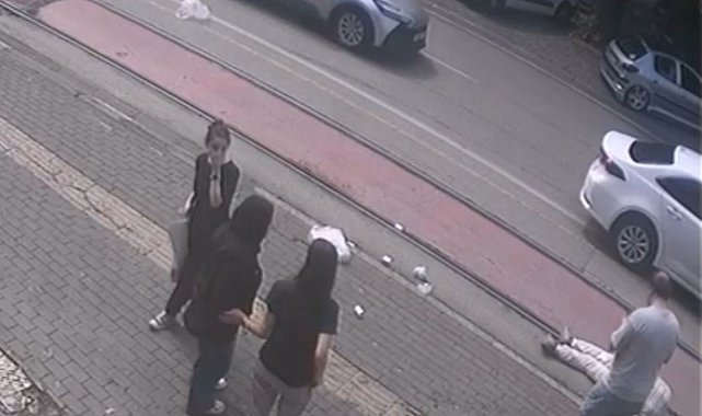 Market alışverişinden çıktı, hastanelik oldu: Kaza anı kamerada