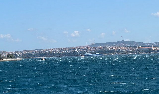Marmara Denizi'nde etkili olan poyraz deniz ulaşımında aksamalara neden oldu