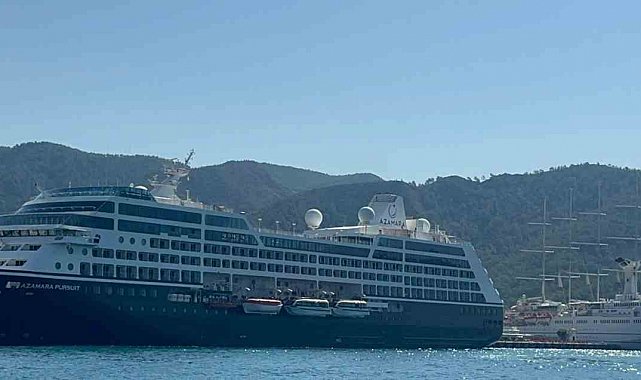 Marmaris'e iki dev yolcu gemisi geldi