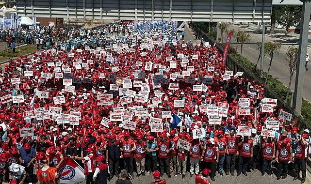Memur-Sen üyeleri Hazine ve Maliye Bakanlığı'na yürüdü