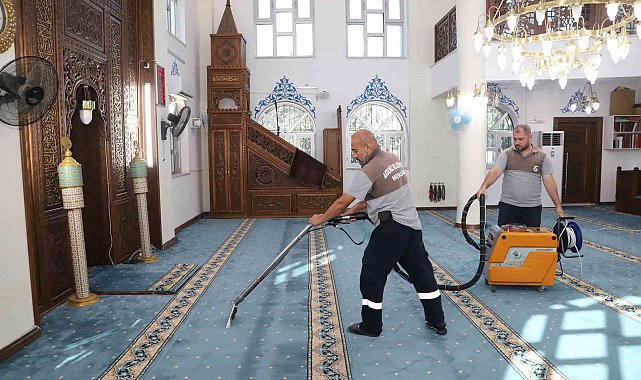 Mersin'de ibadethaneler temizleniyor, halılar yıkanıp dezenfekte ediliyor
