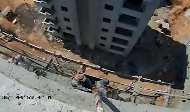 Mersin'de nefes kesen kurtarma operasyonu: 8'inci kattaki iskelede kalan işçiler kurtarıldı