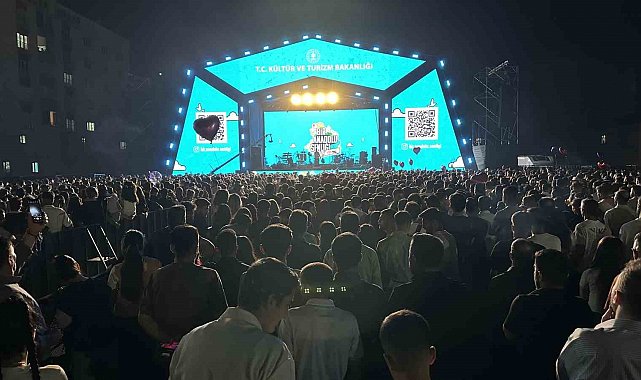 Merve Özbey'den Yüksekova'da konser