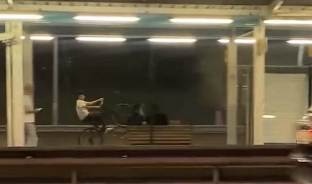 Metro istasyonunda tek teker üzerinde bisiklet sürdü