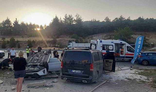 Midibüs ile çarpışan otomobil takla attı: 6 yaralı