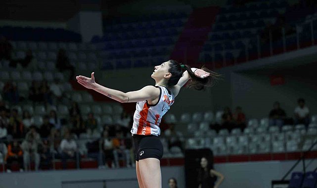 Milli smaçör Yaprak Erkek, 3 yıl daha Eczacıbaşı'nda