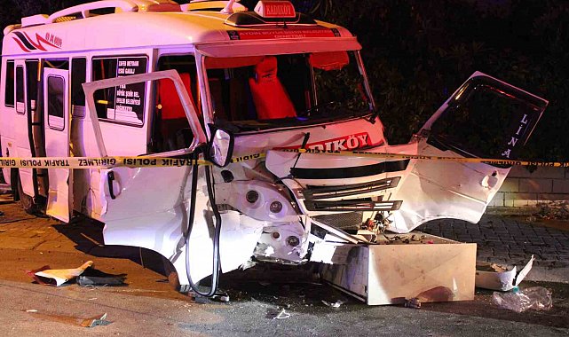 Minibüs ile otomobil çarpıştı: 11 yaralı