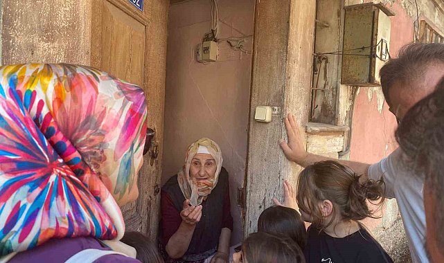 Miniklerden engelli ve yaşlılara anlamlı ziyaret