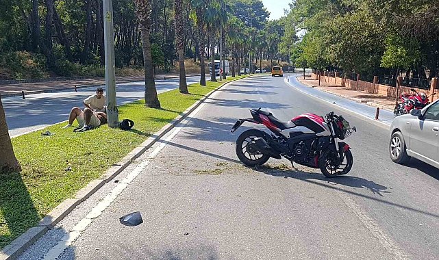 Motosiklet palmiye ağacına çarptı, sürücü yaralandı