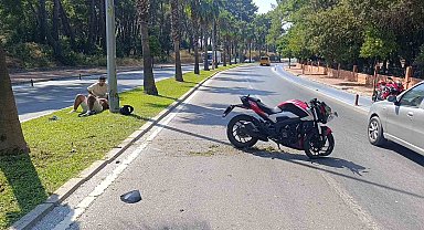 Motosiklet palmiye ağacına çarptı, sürücü yaralandı