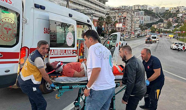 Motosiklet trafik levhasına çarptı: 1'i ağır 2 yaralı