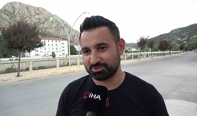 Motosikletiyle dolaşırken yılkı atlarıyla yarıştı