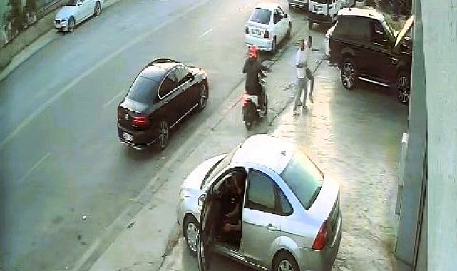 Motosikletle takip ettikleri şahsa kurşun yağdırdılar... Silahlı saldırı anı kamerada