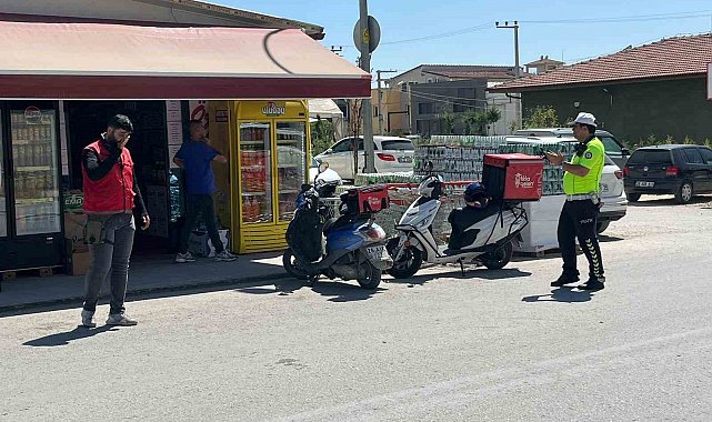 Motosikletli kurye, otomobille çarpıştı