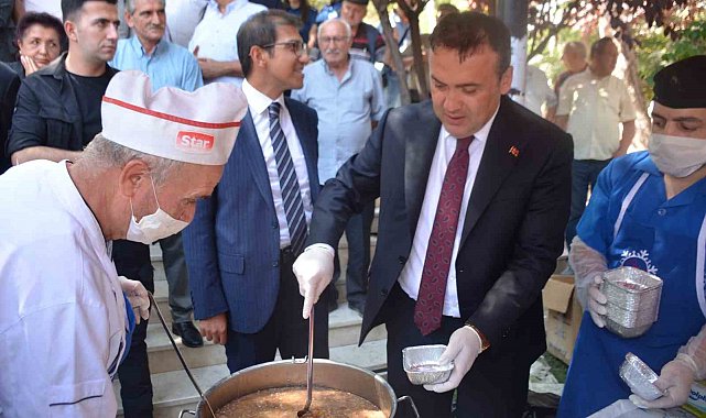 Muhtarlar 30 Ağustos'ta bin 500 kişiye aşure dağıttı