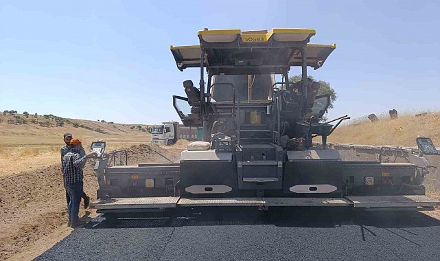 Muş'ta kırsal bölgelerin yolları sıcak asfaltla buluşuyor