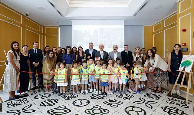 Müzeye çocuk eli değdi, kurdeleyi çocuklar kesti