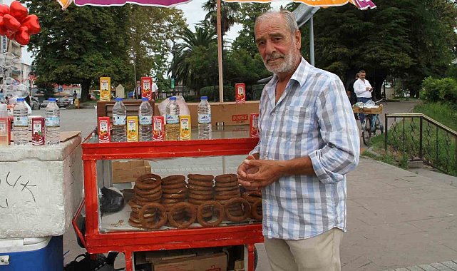 Nefesi türkülere yetmedi, Tarihi Köprü'de simit satıyor