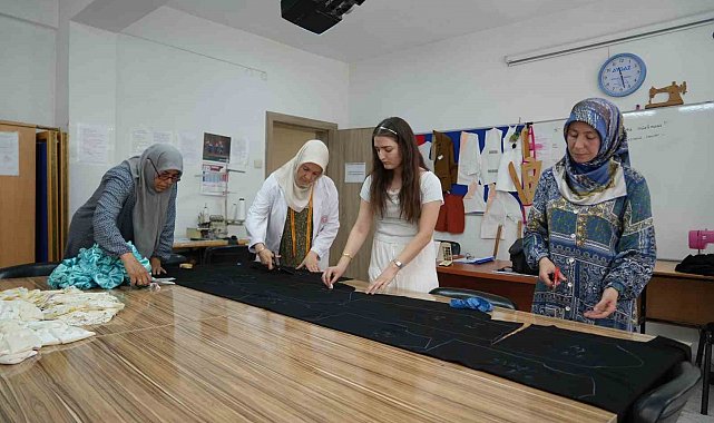 Niğdeli kursiyerler Gazzeli çocuklar için binlerce kıyafet dikti