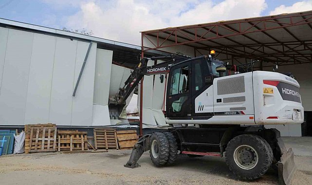 Nilüfer'de kaçak 2 iş yeri yıkıldı