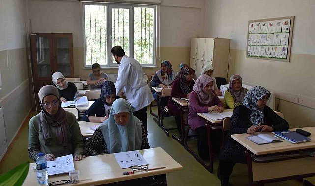 Okuma yazma kursu öğrenmenin yaşının olmadığını gösteriyor