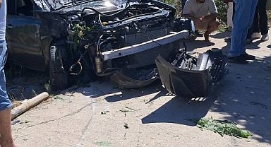 Önce aydınlatma direğine, sonra ağaca çarptı: 2 yaralı