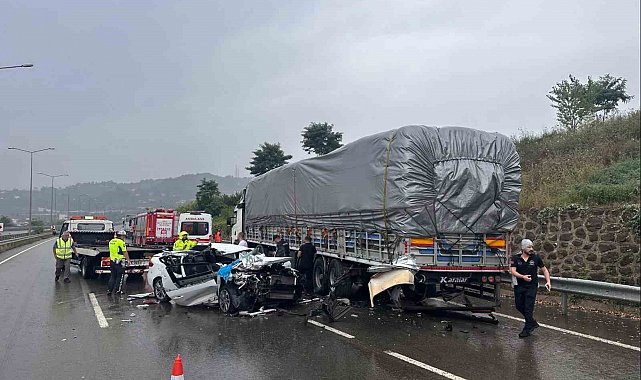 Ordu'da otomobil park halindeki tıra çarptı: 1 ölü, 2 yaralı