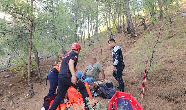 Ormanda ayağı kırılan vatandaşı itfaiye ekipleri kurtardı