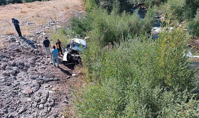 Otomobil dere yatağına uçtu: 2 ölü