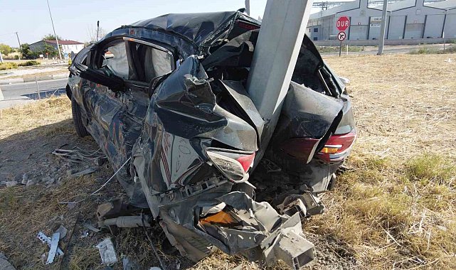 Otomobil direğe ok gibi saplandı: 3 yaralı