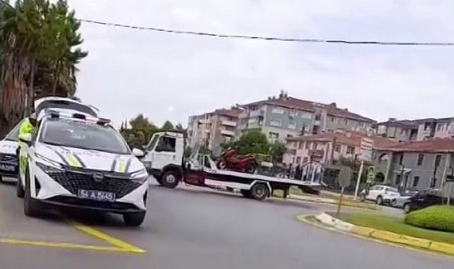 Otomobil ile çarpışan motokurye hafif şekilde yaralandı