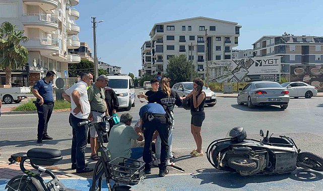 Otomobil ile motosiklet çarpıştı, yaralıya yoldan geçen doktor müdahale etti