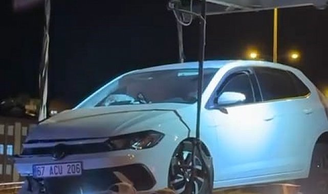 Otomobil köprü üzerinde bariyerlere çarptı: 1 yaralı