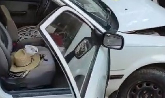 Otomobil kuaför dükkanına daldı: 1 yaralı