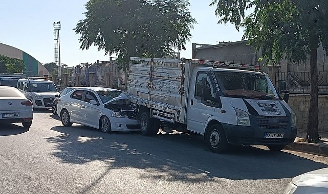 Otomobil park halindeki kamyonete çarptı: 1 yaralı