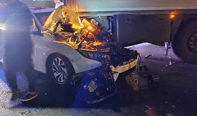Otomobil, park halindeki tırın altına girdi: 3 ağır yaralı