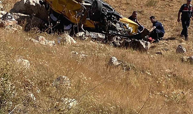 Otomobil şarampole devrildi: 1 ölü, 2 yaralı