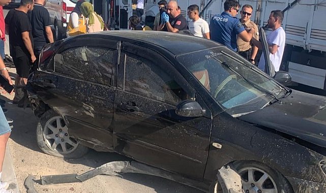 Otomobil tıra çarptı: 3 yaralı