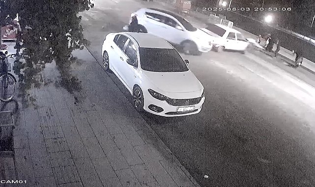 Otomobil, yaya geçidinde duran araca böyle çarptı: 2 yaralı