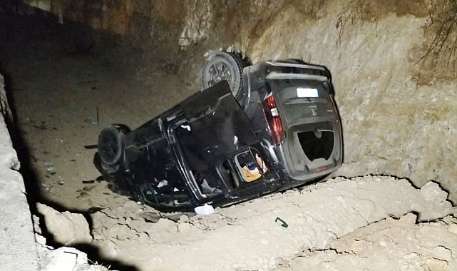 Otomobile çarpan hafif ticari araç kanala uçtu: 3 yaralı