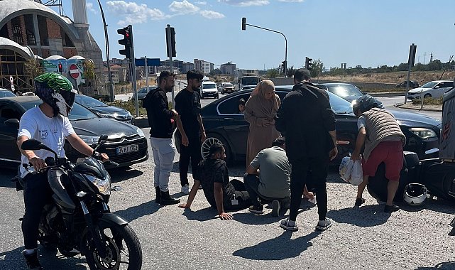 Otomobile çarpmamak için manevra yapan motosiklet devrildi: 1 yaralı