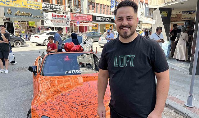 Otomobili görenler imza atmadan geçmiyor