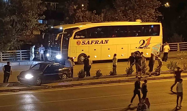 Otomobilin otobüse çarptığı anlar kamerada