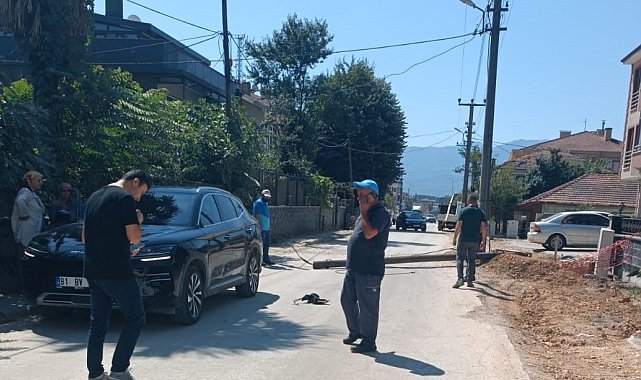 Otomobilin üzerine telefon direği devrildi