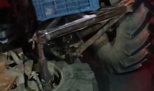 Otomobille çarpışan traktörün tekeri koptu: 2 yaralı